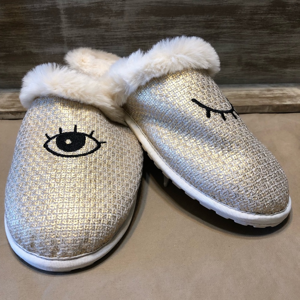 Cute Women’s Winky Eye Slippers, NWT